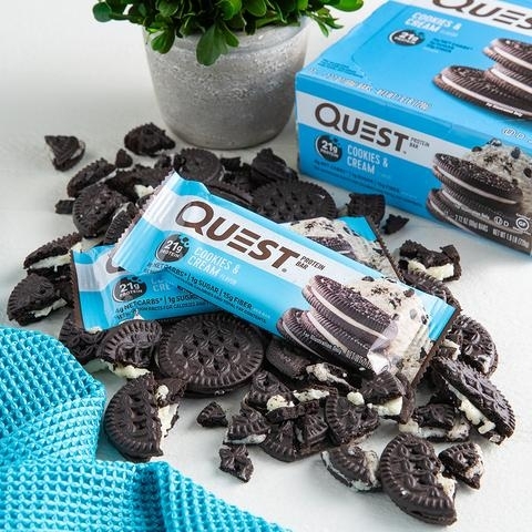 Baton proteic cu aroma de biscuiti si frisca, 60g, Quest