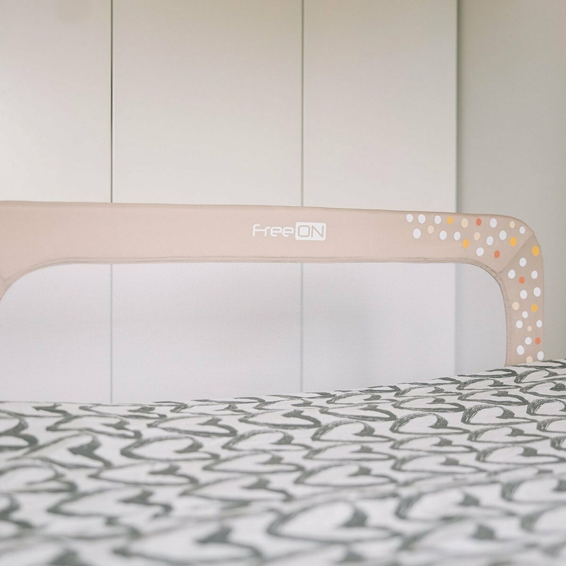 Bariera de protectie pentru pat bebe, Rabatabila, Instalare usoara, Dimensiune 135 x 57 cm, FreeON, Little Dots, Beige