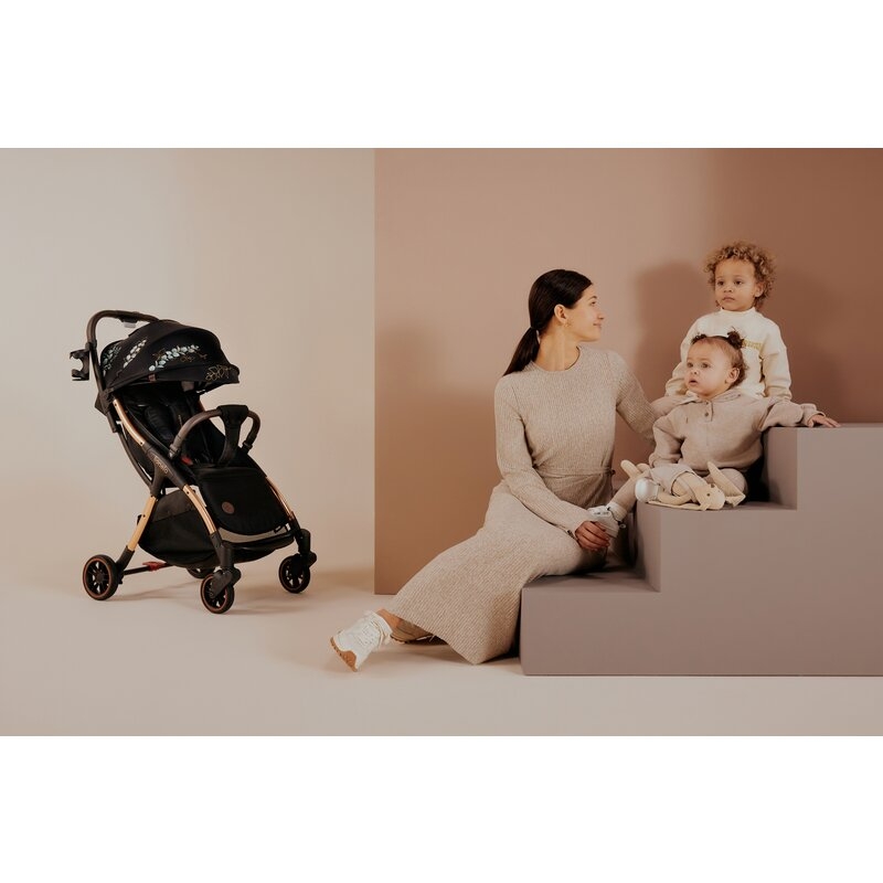 Carucior sport, Lionelo, Julie One, Editie limitata Golden Moments, De la nastere, Greutate redusa, Cu accesorii, Cadru din aluminiu, 0-22 kg, Conform cu standardele europene de securitate EN1888-1 si EN1888-2, Negru