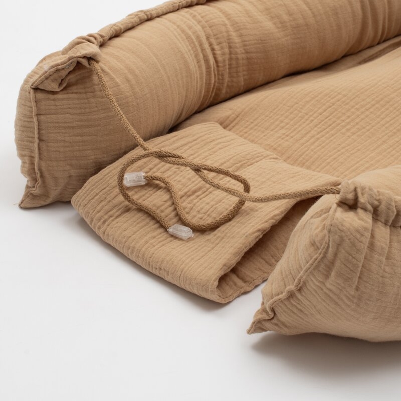Cosulet bebelus, New Baby, Pentru dormit, Baby Nest 80 x 50 cm, Din muselina, Din materiale certificate Oeko Tex Standard 100, Coffe