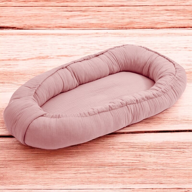 Cosulet bebelus, New Baby, Pentru dormit, Baby Nest 80 x 50 cm, Din muselina, Din materiale certificate Oeko Tex Standard 100, Pink