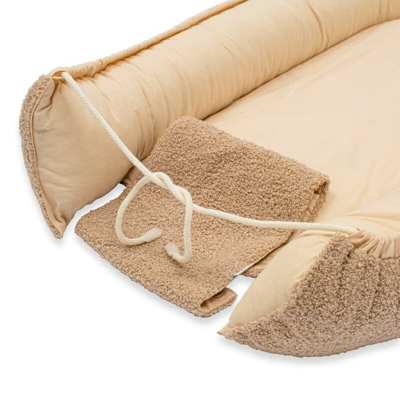 Cosulet bebelus, New Baby, Pentru dormit, Baby Nest, 80x50 cm, Din bumbac 100%, Tesatura teddy, 0 luni+, Dark Beige