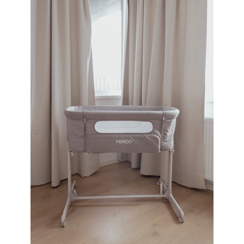 Feedo - Patut co-sleeper, Pliabil, Reglabil in 5 pozitii, Cu laterala detasabila, Include geanta de transport si salteluta, Cu roti, Greutate maxima suportata 9 kg, 0-5 luni, Gri