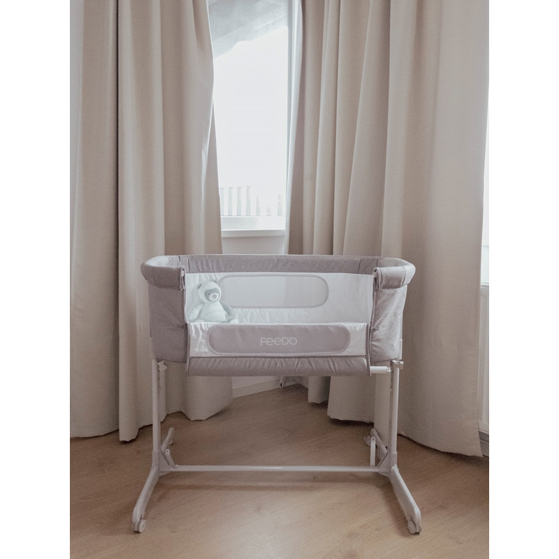 Feedo - Patut co-sleeper, Pliabil, Reglabil in 5 pozitii, Cu laterala detasabila, Include geanta de transport si salteluta, Cu roti, Greutate maxima suportata 9 kg, 0-5 luni, Gri