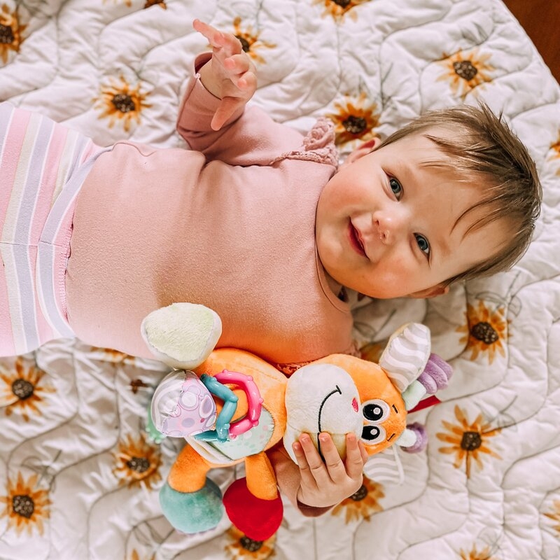 Jucarie din plus, Playgro, Discovery, Stimuleaza dezvoltarea senzoriala, Cu inele pentru dentitie, Cu diverse forme si texturi, 0 luni+, Discovery Friend Giraffe