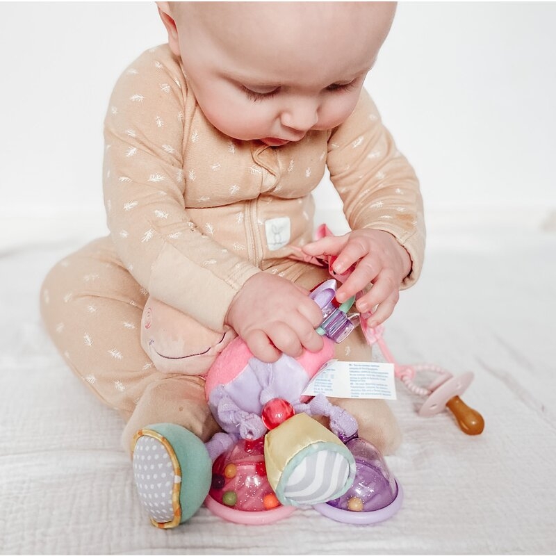 Jucarie din plus, Playgro, Stimuleaza dezvoltarea senzoriala, Utila pentru dentitie, Cu diverse forme si texturi, Cu margele si parti zornaitoare, 0 luni+, Unicorn Activity Rattle