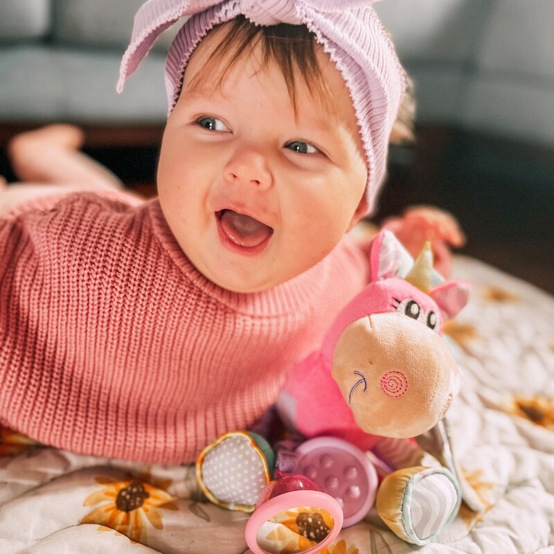 Jucarie din plus, Playgro, Stimuleaza dezvoltarea senzoriala, Utila pentru dentitie, Cu diverse forme si texturi, Cu margele si parti zornaitoare, 0 luni+, Unicorn Activity Rattle