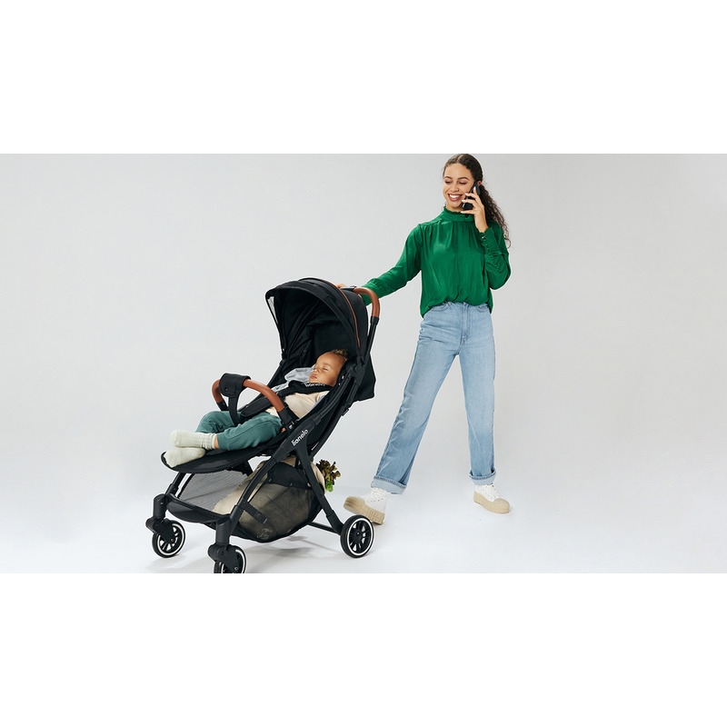 Lionelo - Carucior sport Julie One, De la nastere, Greutate redusa, Cu accesorii, Cadru din aluminiu, 0-22 kg, Conform cu standardele europene de securitate EN1888-1 si EN1888-2, Negru/Auriu
