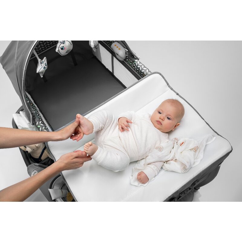 Lionelo - Patut pliant cu doua nivele Sven Plus, 120x60 cm, arcada jucarii, masuta de infasat, vibratii, melodii, conform cu standardele europeane de securitate EN716 si EN12221, Grey
