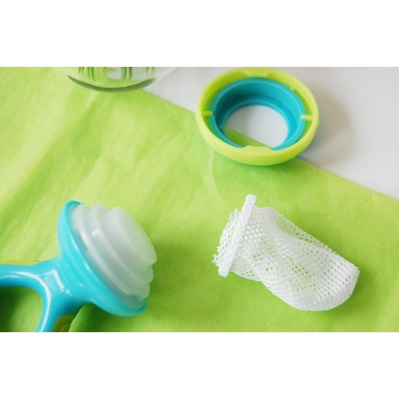 Nuby - Dispozitiv de hranire pentru fructe si legume, Include capac de protectie, 6+ luni, Albastru/Verde