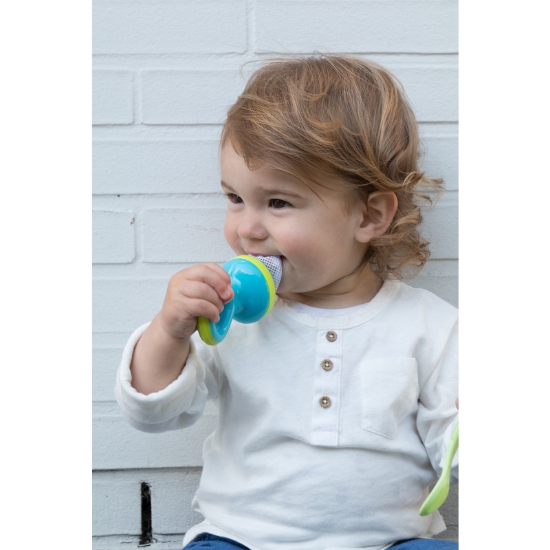 Nuby - Dispozitiv de hranire pentru fructe si legume, Include capac de protectie, 6+ luni, Albastru/Verde