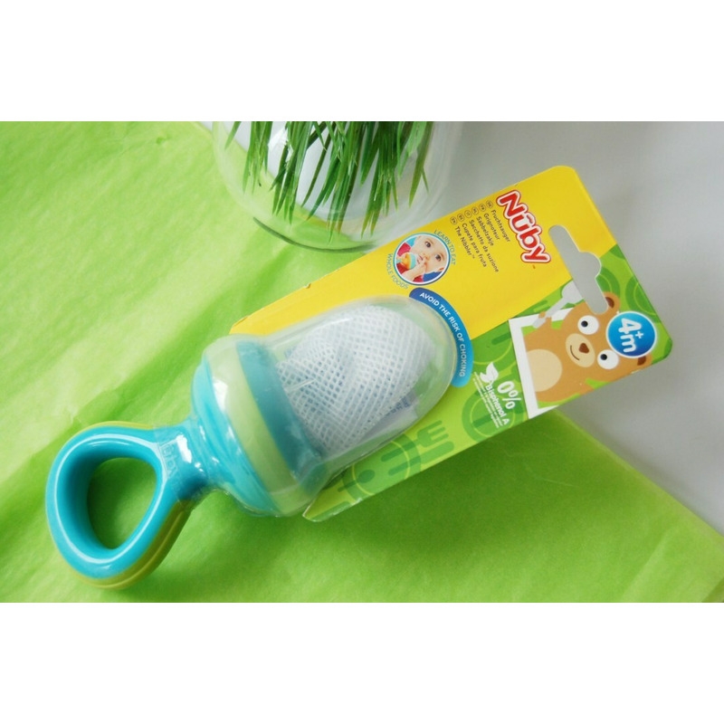 Nuby - Dispozitiv de hranire pentru fructe si legume, Include capac de protectie, 6+ luni, Albastru/Verde