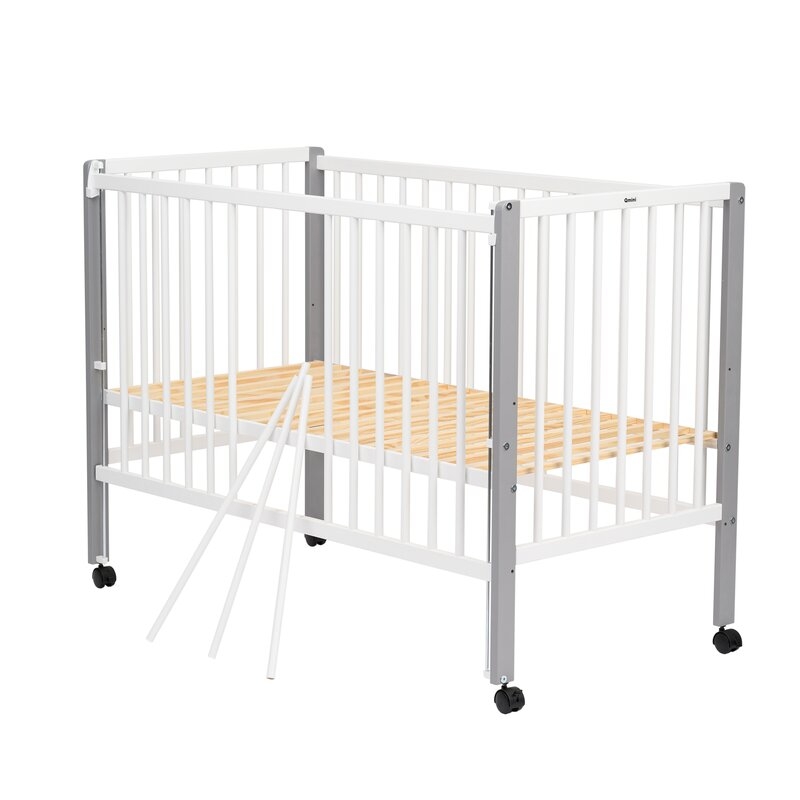 Patut din lemn bebe, 120x60 cm, Cu laterala culisanta, Din lemn de pin si mdf, Stabil si rezistent, Inaltime saltea reglabila pe 3 nivele, Laterala cu 3 bete detasabile, EN716-1, EN716-2, Alb, Qmini, Maya