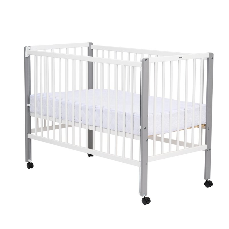 Patut din lemn bebe, 120x60 cm, Cu laterala culisanta, Din lemn de pin si mdf, Stabil si rezistent, Inaltime saltea reglabila pe 3 nivele, Laterala cu 3 bete detasabile, EN716-1, EN716-2, Alb, Qmini, Maya