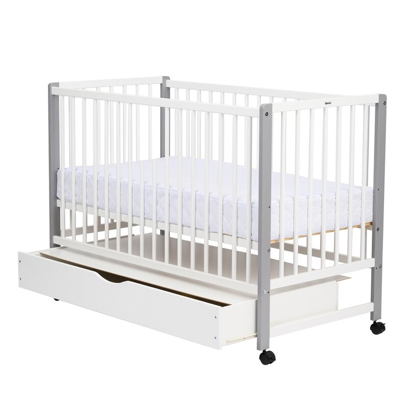 Patut din lemn bebe, 120x60 cm, Cu sertar cu capac, Din lemn de pin si mdf, Stabil si rezistent, Inaltime saltea reglabila pe 3 nivele, Laterala cu 3 bete detasabile, EN716-1, EN716-2, Alb, Qmini, Maya
