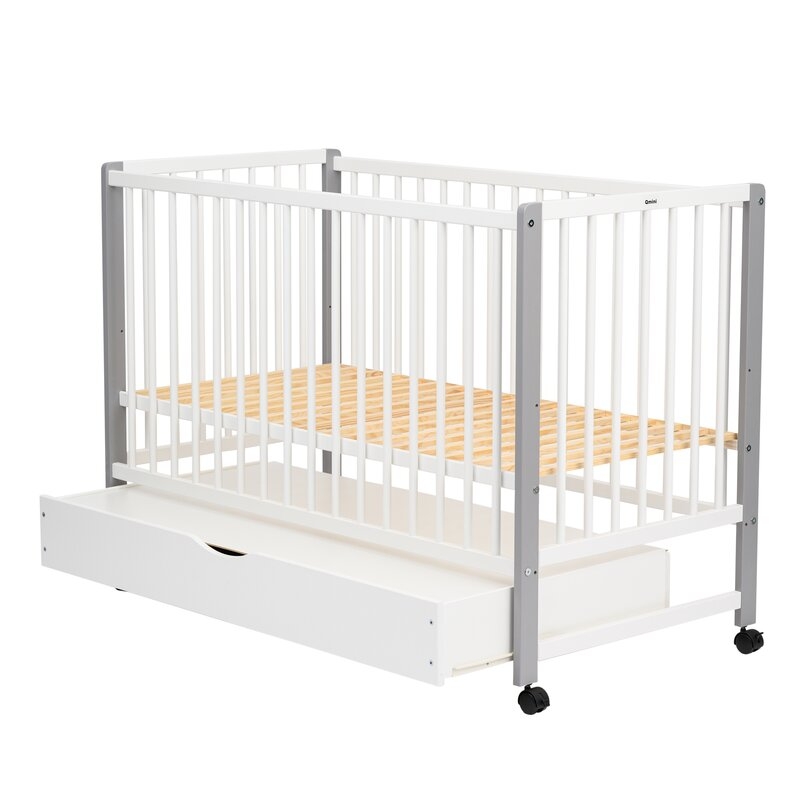 Patut din lemn bebe, 120x60 cm, Cu sertar cu capac, Din lemn de pin si mdf, Stabil si rezistent, Inaltime saltea reglabila pe 3 nivele, Laterala cu 3 bete detasabile, EN716-1, EN716-2, Alb, Qmini, Maya + Saltea 8 cm