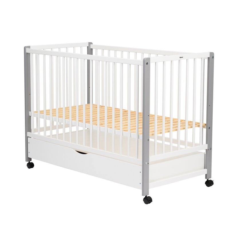 Patut din lemn bebe, 120x60 cm, Cu sertar cu capac, Din lemn de pin si mdf, Stabil si rezistent, Inaltime saltea reglabila pe 3 nivele, Laterala cu 3 bete detasabile, EN716-1, EN716-2, Alb, Qmini, Maya + Saltea 8 cm