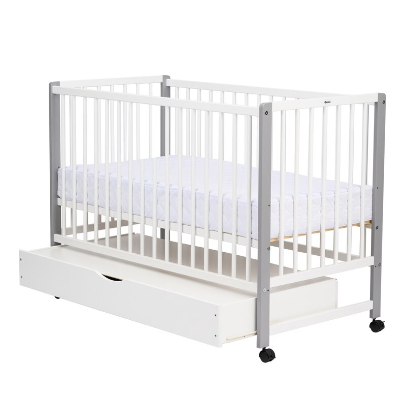 Patut din lemn bebe, 120x60 cm, Cu sertar cu capac, Din lemn de pin si mdf, Stabil si rezistent, Inaltime saltea reglabila pe 3 nivele, Laterala cu 3 bete detasabile, EN716-1, EN716-2, Alb, Qmini, Maya + Saltea 8 cm