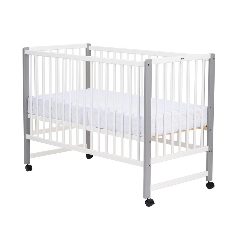 Patut din lemn bebe, 120x60 cm, Din lemn de pin si mdf, Stabil si rezistent, Inaltime saltea reglabila pe 3 nivele, Laterala cu 3 bete detasabile, EN716-1, EN716-2, Alb, Qmini, Maya