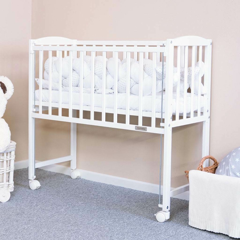 Patut din lemn certificat FSC cu laterala culisanta, Cu roti, 90x40 cm, Mateo, Conform cu standardele de siguranta EN 716-1:2008, EN 716-2:2008, New Baby, White