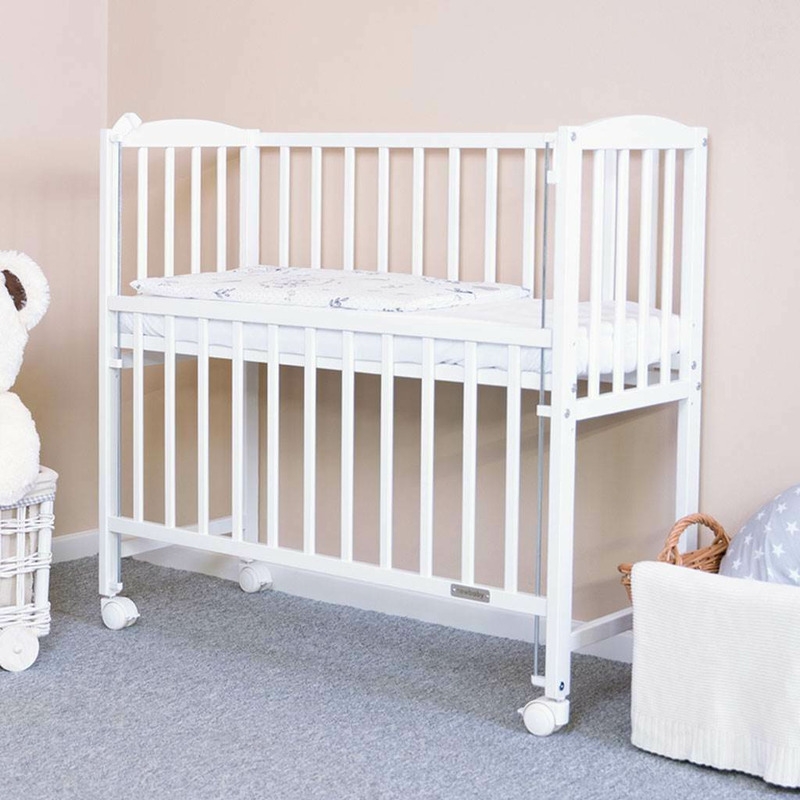 Patut din lemn certificat FSC cu laterala culisanta, Cu roti, 90x40 cm, Mateo, Conform cu standardele de siguranta EN 716-1:2008, EN 716-2:2008, New Baby, White