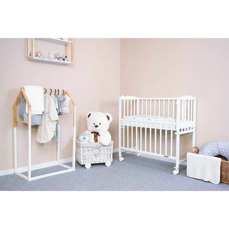 Patut din lemn certificat FSC cu laterala culisanta, Cu roti, 90x40 cm, Mateo, Conform cu standardele de siguranta EN 716-1:2008, EN 716-2:2008, New Baby, White