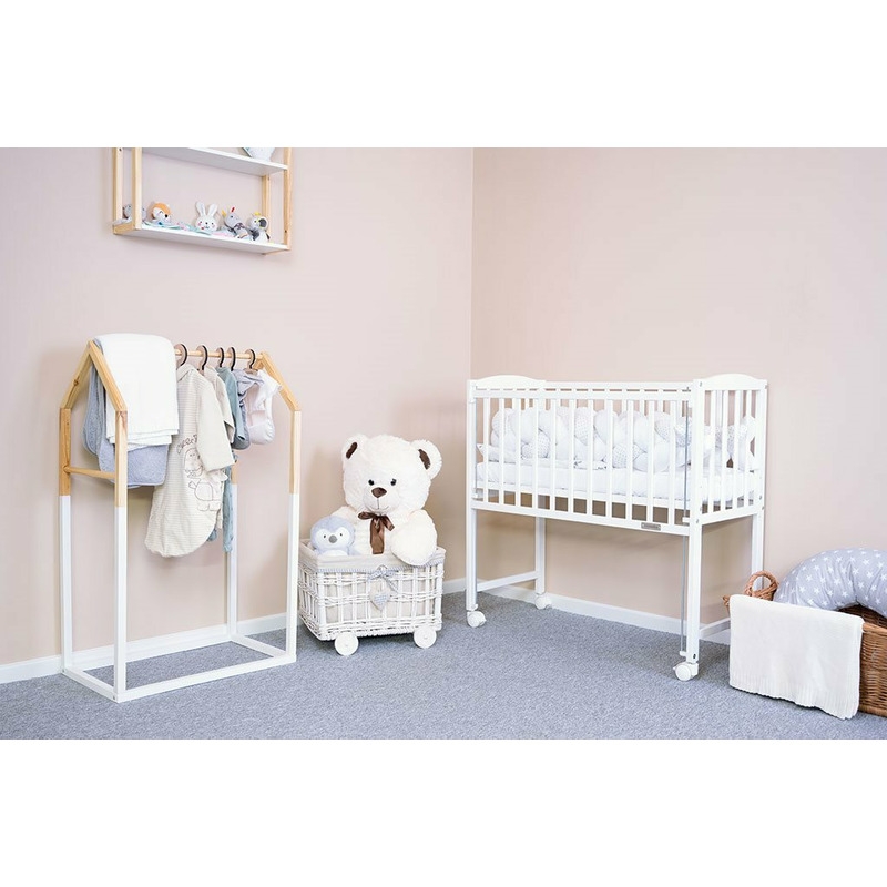 Patut din lemn certificat FSC cu laterala culisanta, Cu roti, 90x40 cm, Mateo, Conform cu standardele de siguranta EN 716-1:2008, EN 716-2:2008, New Baby, White