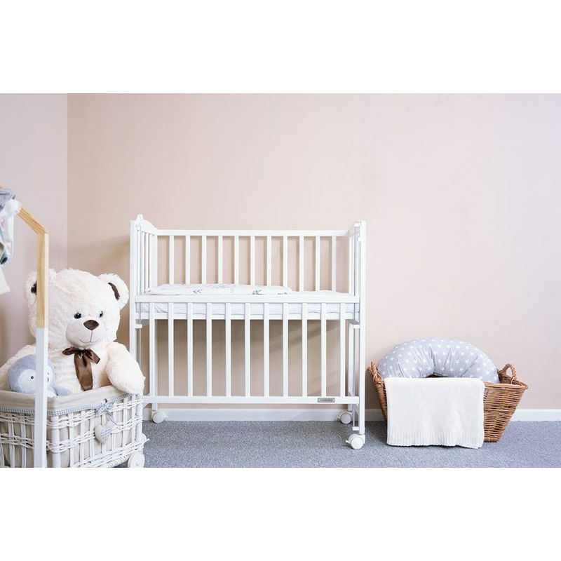 Patut din lemn certificat FSC cu laterala culisanta, Cu roti, 90x40 cm, Mateo, Conform cu standardele de siguranta EN 716-1:2008, EN 716-2:2008, New Baby, White