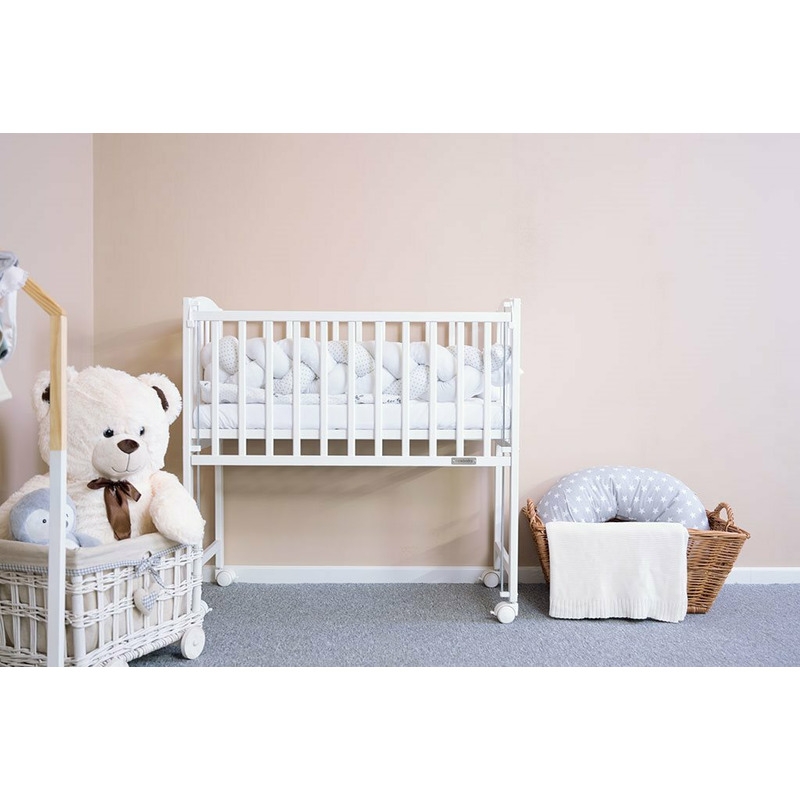 Patut din lemn certificat FSC cu laterala culisanta, Cu roti, 90x40 cm, Mateo, Conform cu standardele de siguranta EN 716-1:2008, EN 716-2:2008, New Baby, White