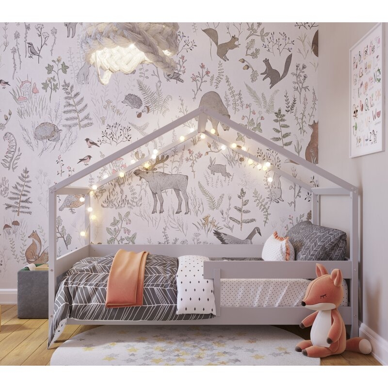 Patut tip casuta YappyHytte Bed din lemn certificat FSC, Transformabil in casuta de joaca, Cu bariera de protectie, In stil scandinav, Yappy Kids, 160x80 cm, Gri