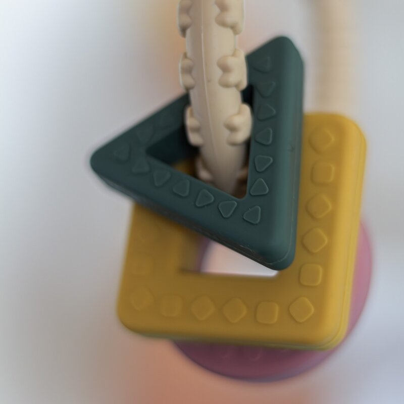 Petite&Mars - Inel pentru dentitie, Include 3 forme geometrice, Moale, Cu diverse texturi, Silicon, Fara BPA, 0 luni+, Multicolor