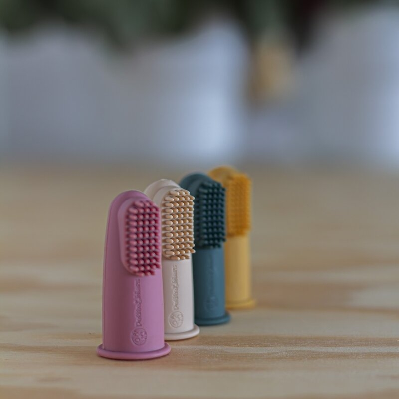 Petite&Mars - Set 2 periute de dinti pentru deget, Cu peri moi, Silicon, Include cutie depozitare, 0 luni+, Galben/Verde