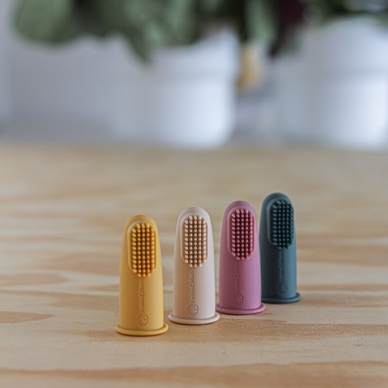 Petite&Mars - Set 2 periute de dinti pentru deget, Cu peri moi, Silicon, Include cutie depozitare, 0 luni+, Roz/Bej