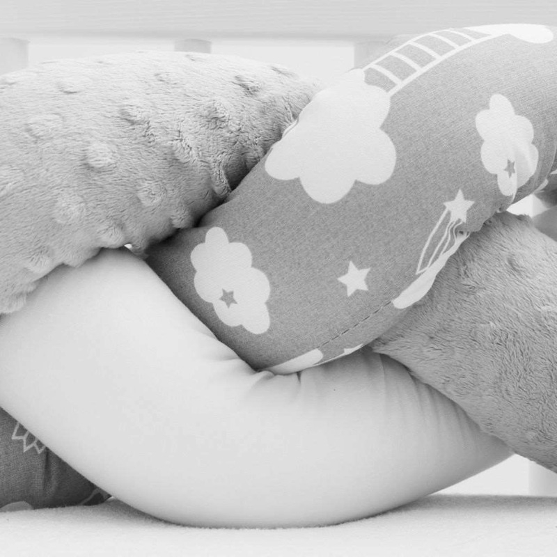 Protectie laterala pentru patut, Tip Bumper impletit, Din bumbac, Din materiale certificate Oeko Tex Standard 100, New Baby, Lungime 225 cm, Grey with clouds