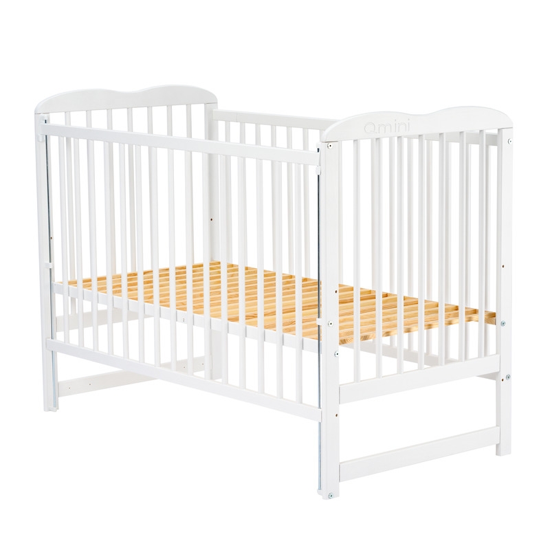 Qmini - Patut din lemn Agata 120x60 cm, Cu laterala culisanta, Din lemn de pin, Stabil si rezistent, Inaltime saltea reglabila pe 3 nivele, Laterala cu 3 bete detasabile, EN716-1, EN716-2, Alb + Saltea 10 cm