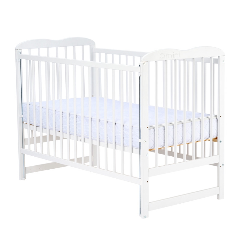 Qmini - Patut din lemn Agata 120x60 cm, Cu laterala culisanta, Din lemn de pin, Stabil si rezistent, Inaltime saltea reglabila pe 3 nivele, Laterala cu 3 bete detasabile, EN716-1, EN716-2, Alb + Saltea 10 cm
