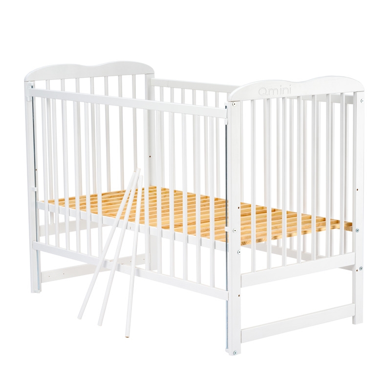 Qmini - Patut din lemn Agata 120x60 cm, Cu laterala culisanta, Din lemn de pin, Stabil si rezistent, Inaltime saltea reglabila pe 3 nivele, Laterala cu 3 bete detasabile, EN716-1, EN716-2, Alb + Saltea 8 cm