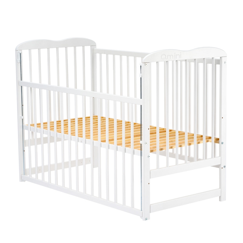 Qmini - Patut din lemn Agata 120x60 cm, Cu laterala culisanta, Din lemn de pin, Stabil si rezistent, Inaltime saltea reglabila pe 3 nivele, Laterala cu 3 bete detasabile, EN716-1, EN716-2, Alb + Saltea 8 cm