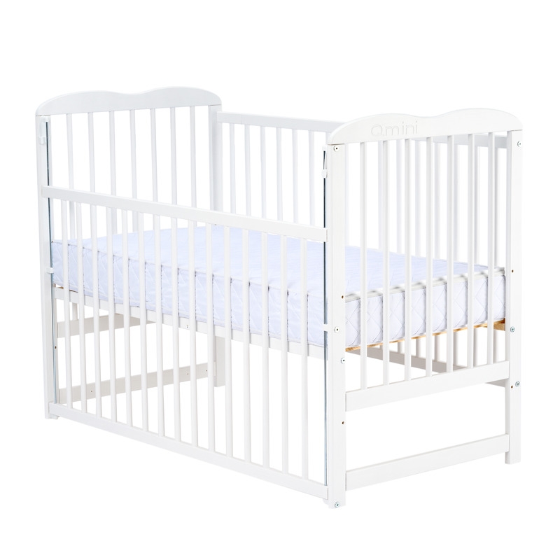 Qmini - Patut din lemn Agata 120x60 cm, Cu laterala culisanta, Din lemn de pin, Stabil si rezistent, Inaltime saltea reglabila pe 3 nivele, Laterala cu 3 bete detasabile, EN716-1, EN716-2, Alb + Saltea 8 cm