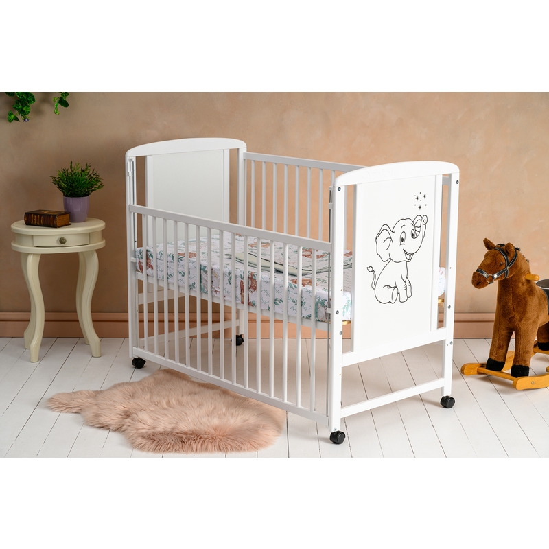 Qmini - Patut din lemn Timmi Elephant 120x60 cm, Cu laterala culisanta, Din lemn de pin si mdf, Stabil si rezistent, Inaltime saltea reglabila pe 3 nivele, Laterala cu 3 bete detasabile, EN716-1, EN716-2, Alb