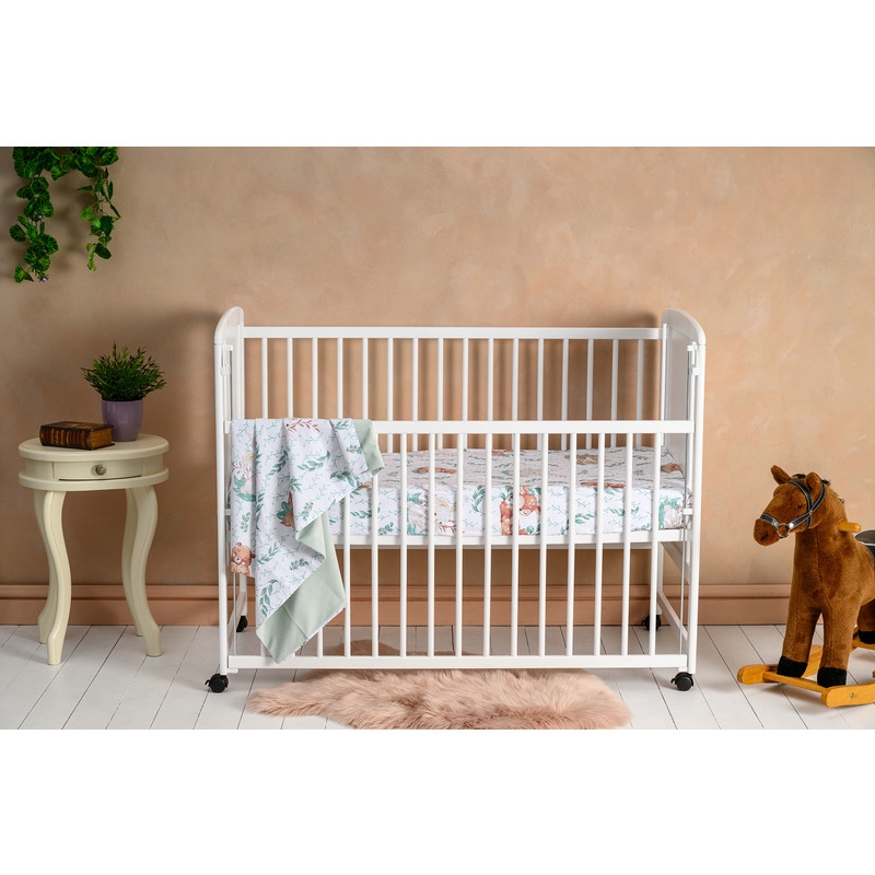 Qmini - Patut din lemn Timmi Elephant 120x60 cm, Cu laterala culisanta, Din lemn de pin si mdf, Stabil si rezistent, Inaltime saltea reglabila pe 3 nivele, Laterala cu 3 bete detasabile, EN716-1, EN716-2, Alb