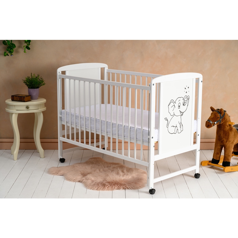 Qmini - Patut din lemn Timmi Elephant 120x60 cm, Cu laterala culisanta, Din lemn de pin si mdf, Stabil si rezistent, Inaltime saltea reglabila pe 3 nivele, Laterala cu 3 bete detasabile, EN716-1, EN716-2, Alb