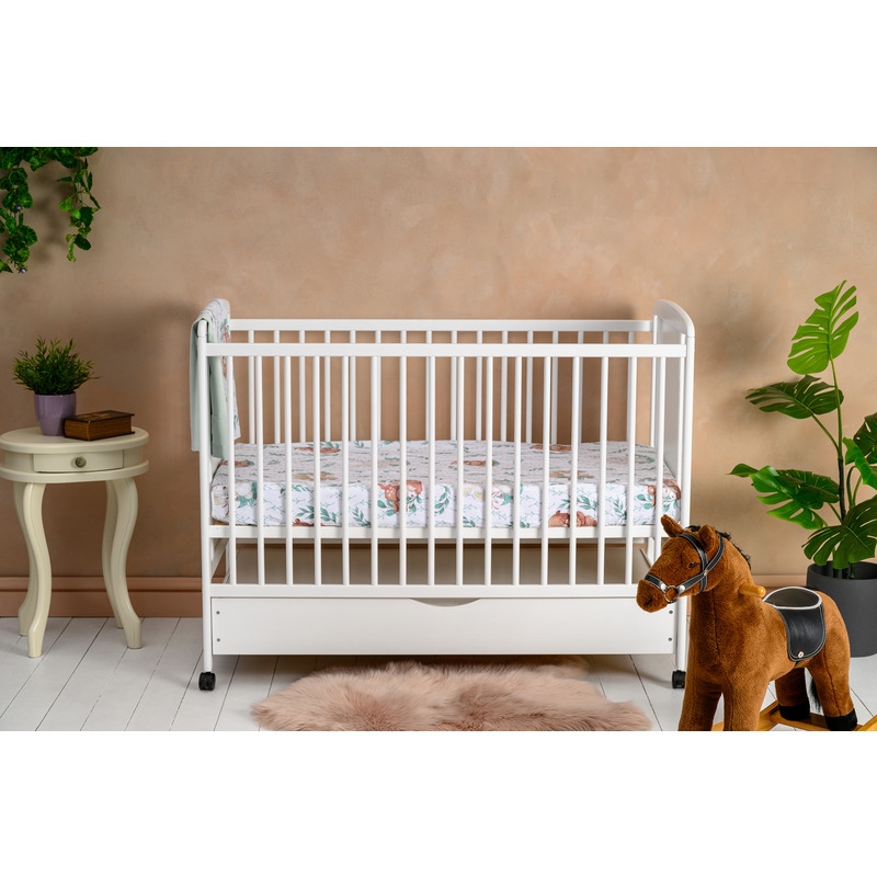 Qmini - Patut din lemn Timmi Elephant 120x60 cm, Cu sertar, Din lemn de pin si mdf, Stabil si rezistent, Inaltime saltea reglabila pe 3 nivele, Laterala cu 3 bete detasabile, EN716-1, EN716-2, Alb