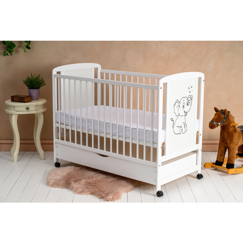 Qmini - Patut din lemn Timmi Elephant 120x60 cm, Cu sertar, Din lemn de pin si mdf, Stabil si rezistent, Inaltime saltea reglabila pe 3 nivele, Laterala cu 3 bete detasabile, EN716-1, EN716-2, Alb