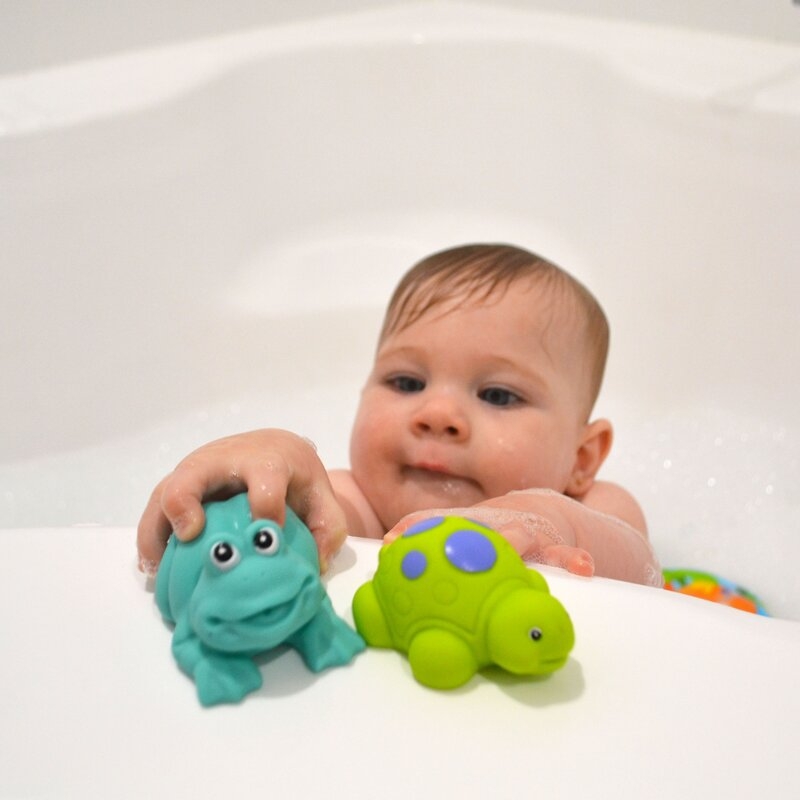 Set 15 jucarii de baie, Playgro, Include 5 animalute, o ratusca plutitoare, o carticica si 8 cupe pentru stivuire, Plastic, Fara BPA, 6 luni+, Bath Fun Play Pack
