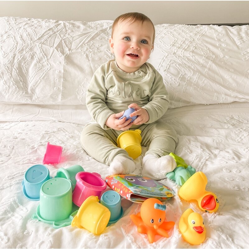 Set 15 jucarii de baie, Playgro, Include 5 animalute, o ratusca plutitoare, o carticica si 8 cupe pentru stivuire, Plastic, Fara BPA, 6 luni+, Bath Fun Play Pack