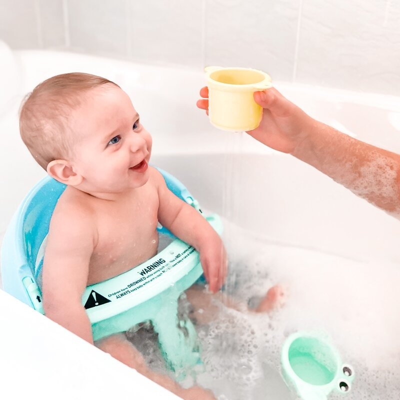 Set 15 jucarii de baie, Playgro, Include 5 animalute, o ratusca plutitoare, o carticica si 8 cupe pentru stivuire, Plastic, Fara BPA, 6 luni+, Bath Fun Play Pack