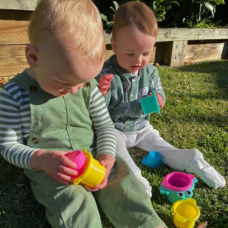 Set 15 jucarii de baie, Playgro, Include 5 animalute, o ratusca plutitoare, o carticica si 8 cupe pentru stivuire, Plastic, Fara BPA, 6 luni+, Bath Fun Play Pack