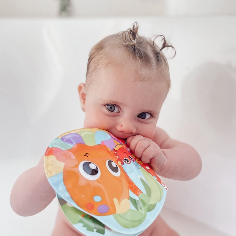 Set 15 jucarii de baie, Playgro, Include 5 animalute, o ratusca plutitoare, o carticica si 8 cupe pentru stivuire, Plastic, Fara BPA, 6 luni+, Bath Fun Play Pack