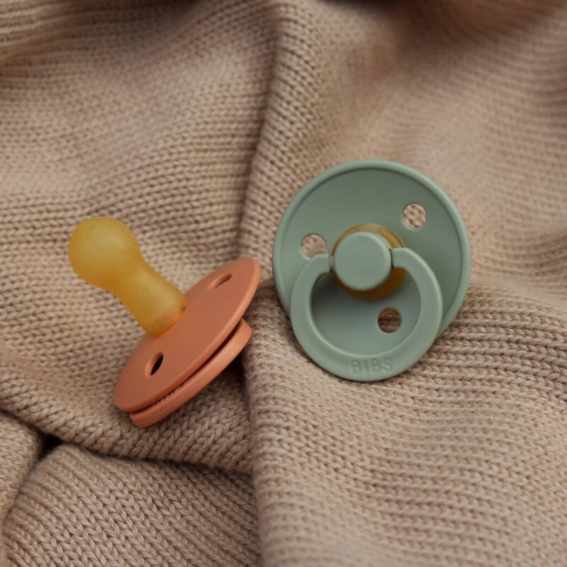 Set 2 suzete cu tetina rotunda Colour Latex, +0 luni, Vanilla/Peach, Bibs